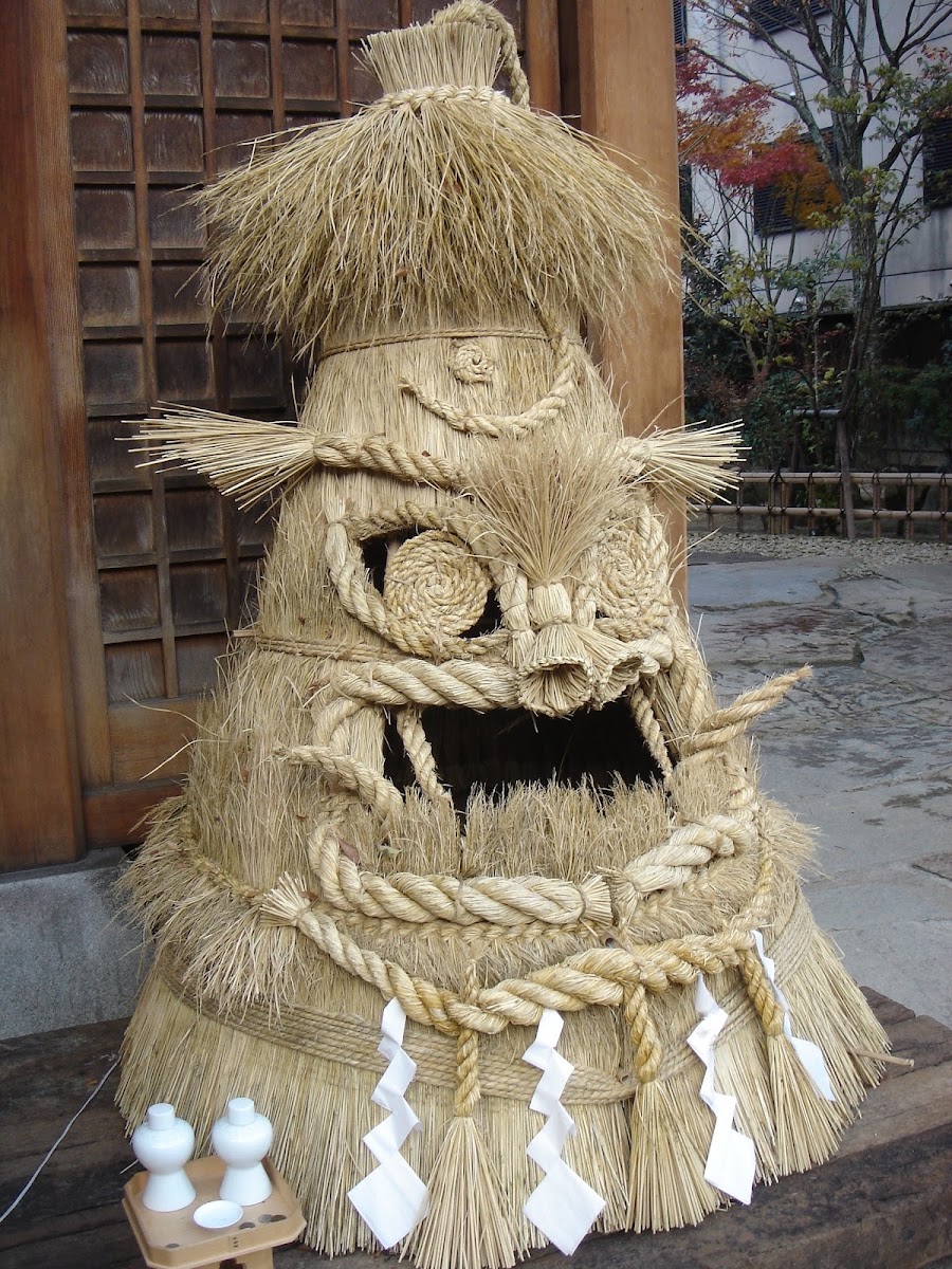 豎立的稻草人裝飾與祭祀供品
