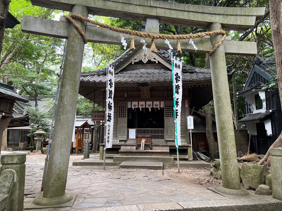 鳥居與神社本殿外觀