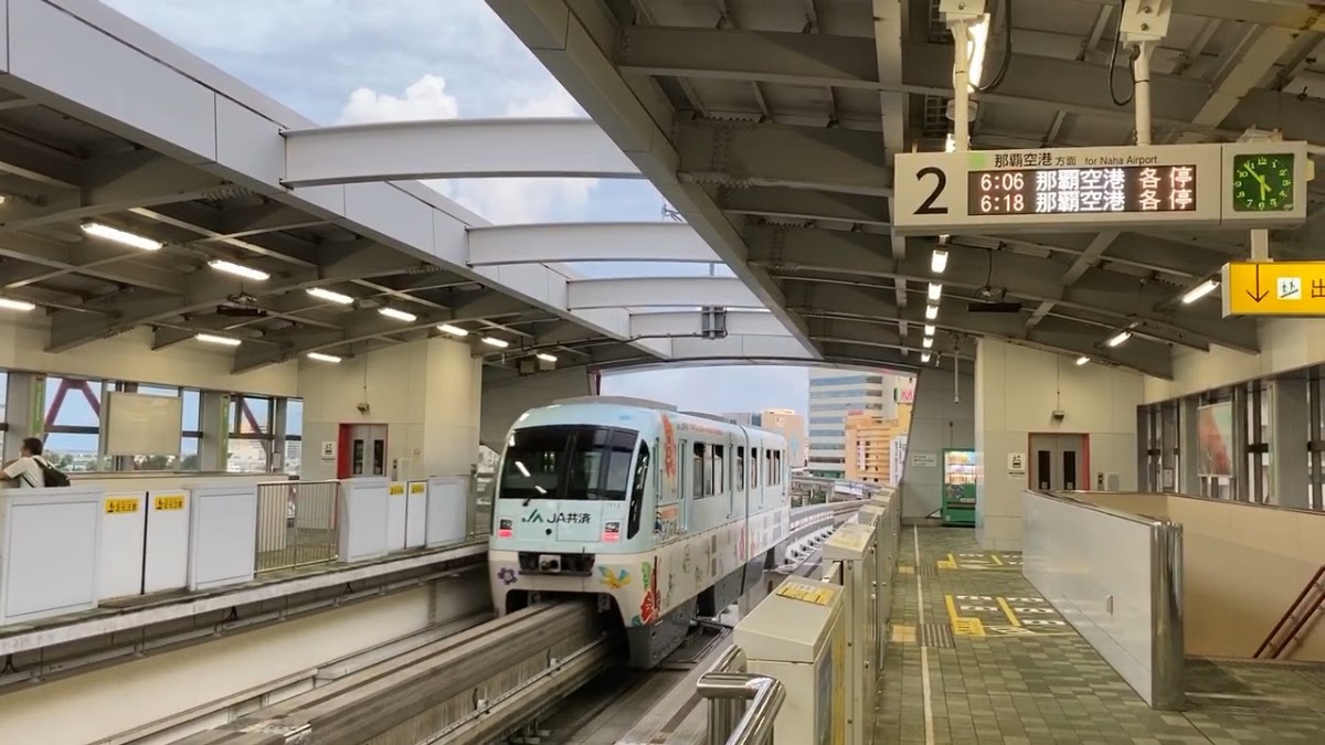 月台等待進站的彩繪列車