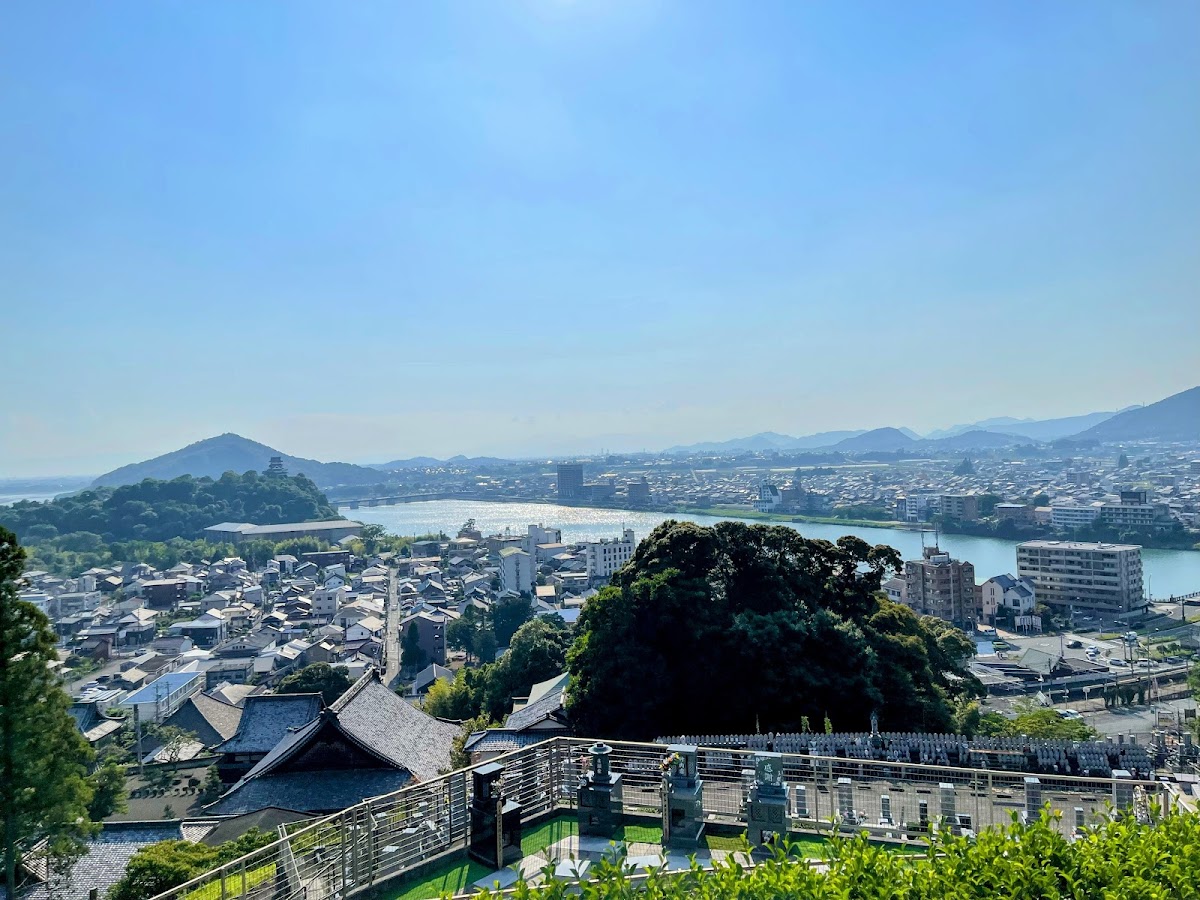 從高處俯瞰城市風景與遠方犬山城