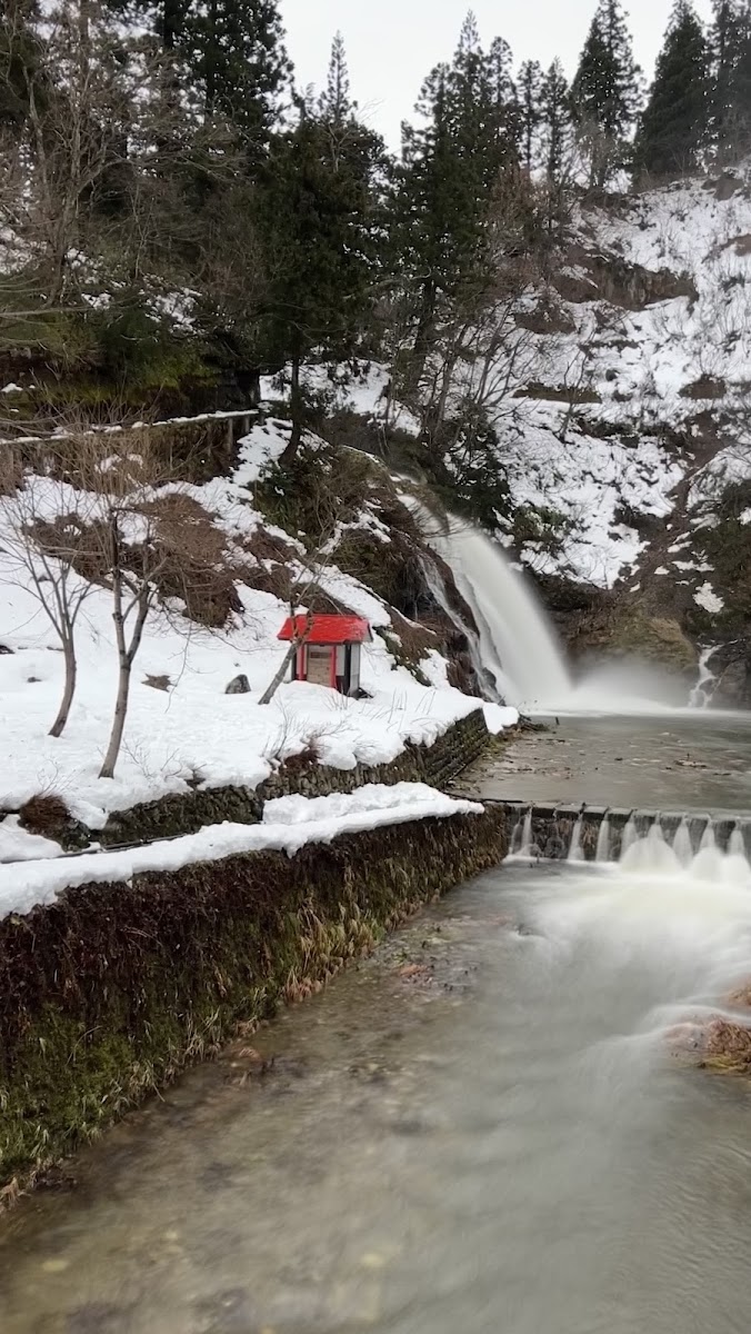 雪景中的瀑布與紅色小亭