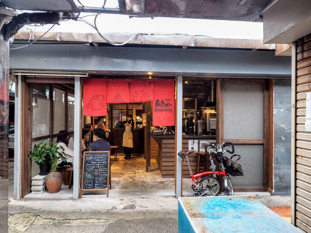 從外部拍攝的咖啡店戶外完整外觀