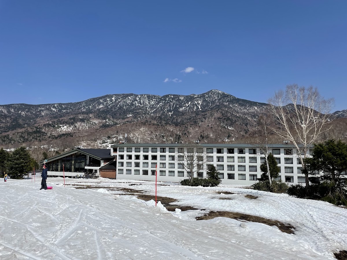 山腳下的飯店建築與背景山峰