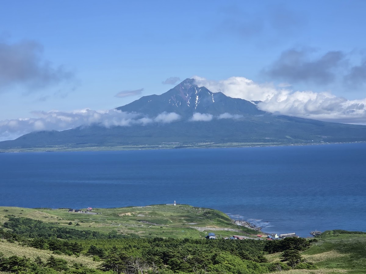 晴空下隔海眺望壯麗利尻山