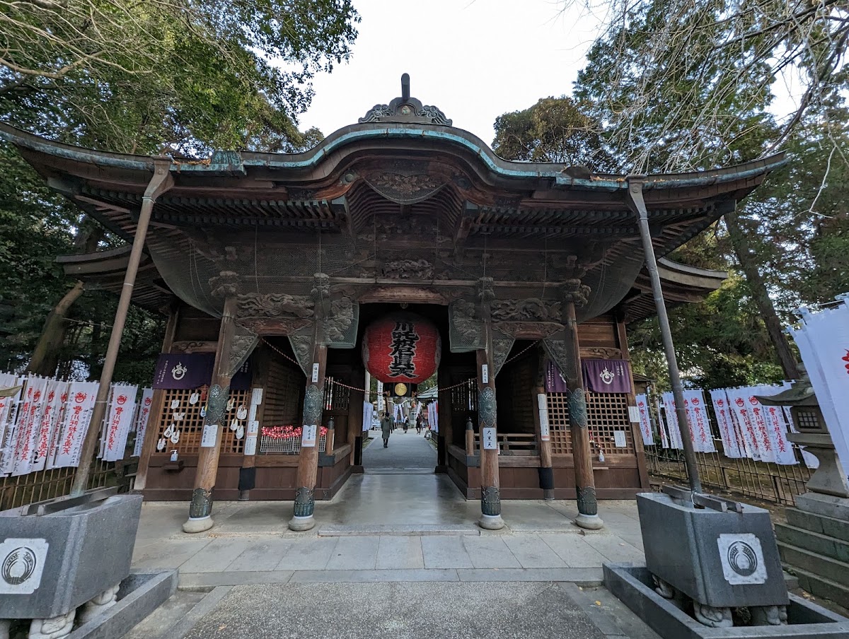 木造寺門與大紅燈籠