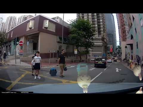 車CAM直擊 - 呢位慈父已經唔係第一次咁樣同小朋友過馬路，遲早一鑊🤦‍♂️