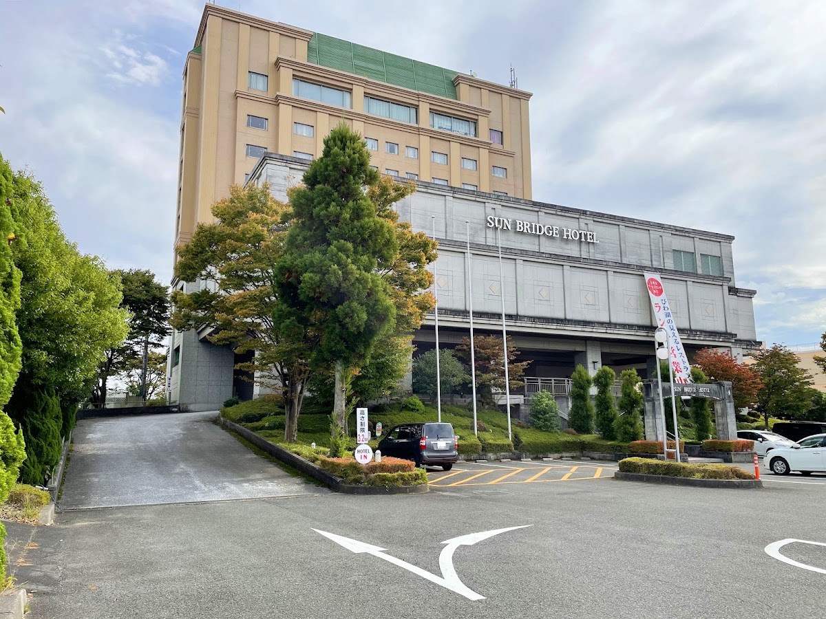 飯店正面外觀與車輛停車場