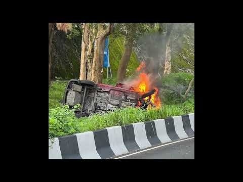 車CAM直擊 - 清水灣道 小露寶剷壆自炒 衝上花槽起火