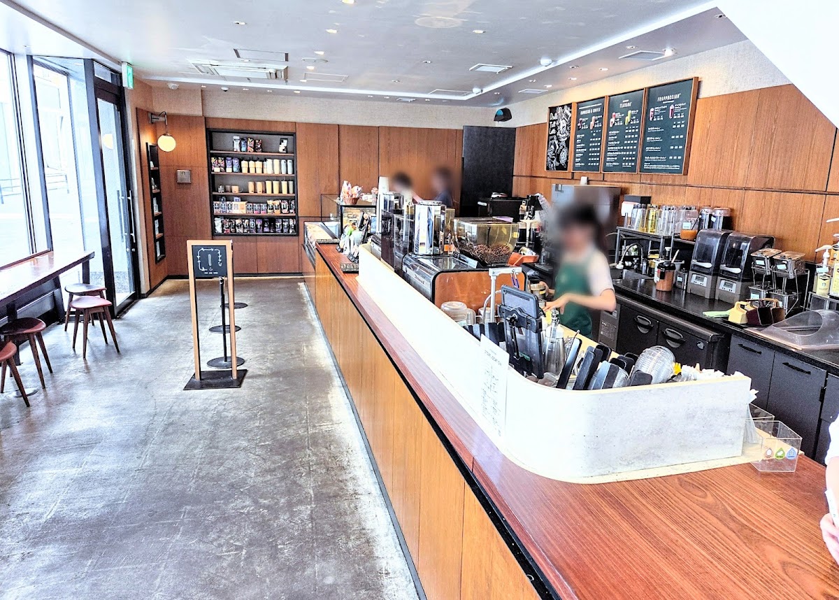 店內櫃檯與座位區全景