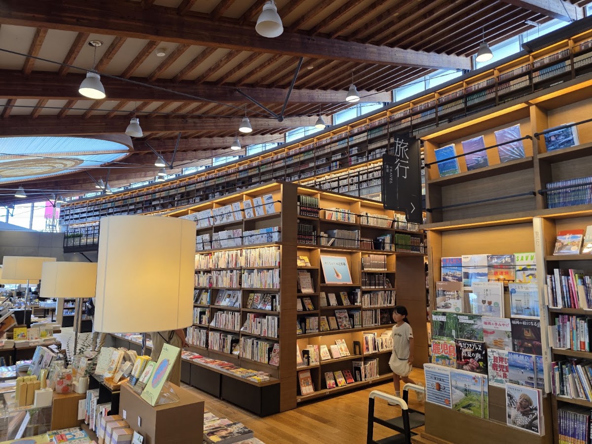 星巴克咖啡 蔦屋書店武雄市圖書館店(スターバックス コーヒー 蔦屋書店 武雄市図書館店) 實景照片 2