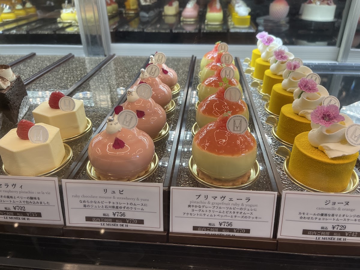 美術館咖啡廳或甜點店的精緻蛋糕櫃