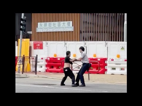 直擊 - 食煙俾人捉就跑 撞到消防車你又乖乖行返轉頭🤔 大細超喎
