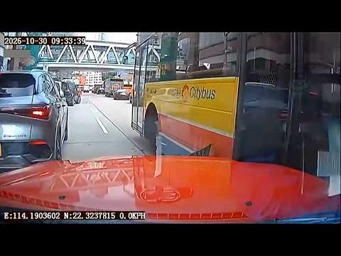 車CAM直擊 - 誰勝誰負？的士路邊開車 巴士撞上