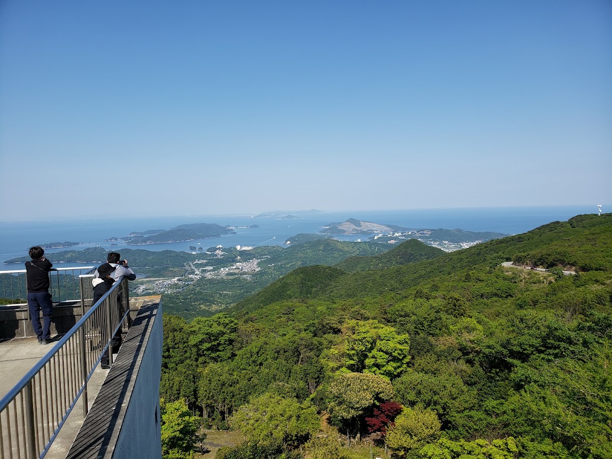 從觀景台俯瞰翠綠山巒與海灣