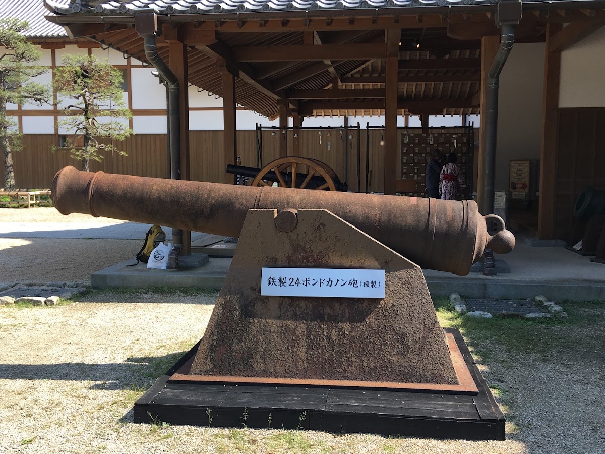 戶外展示的鐵製24磅加農砲複製品