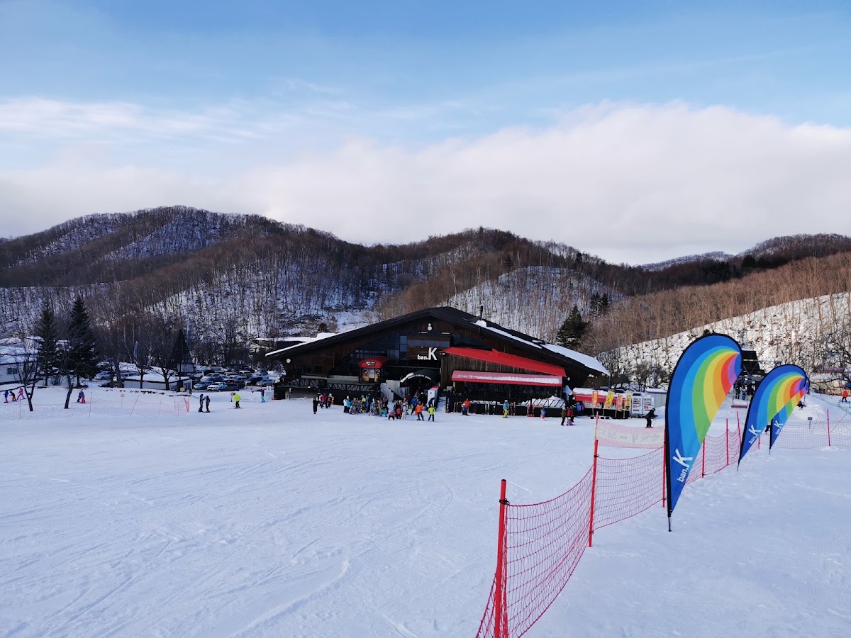 雪地滑雪場與遊客全景