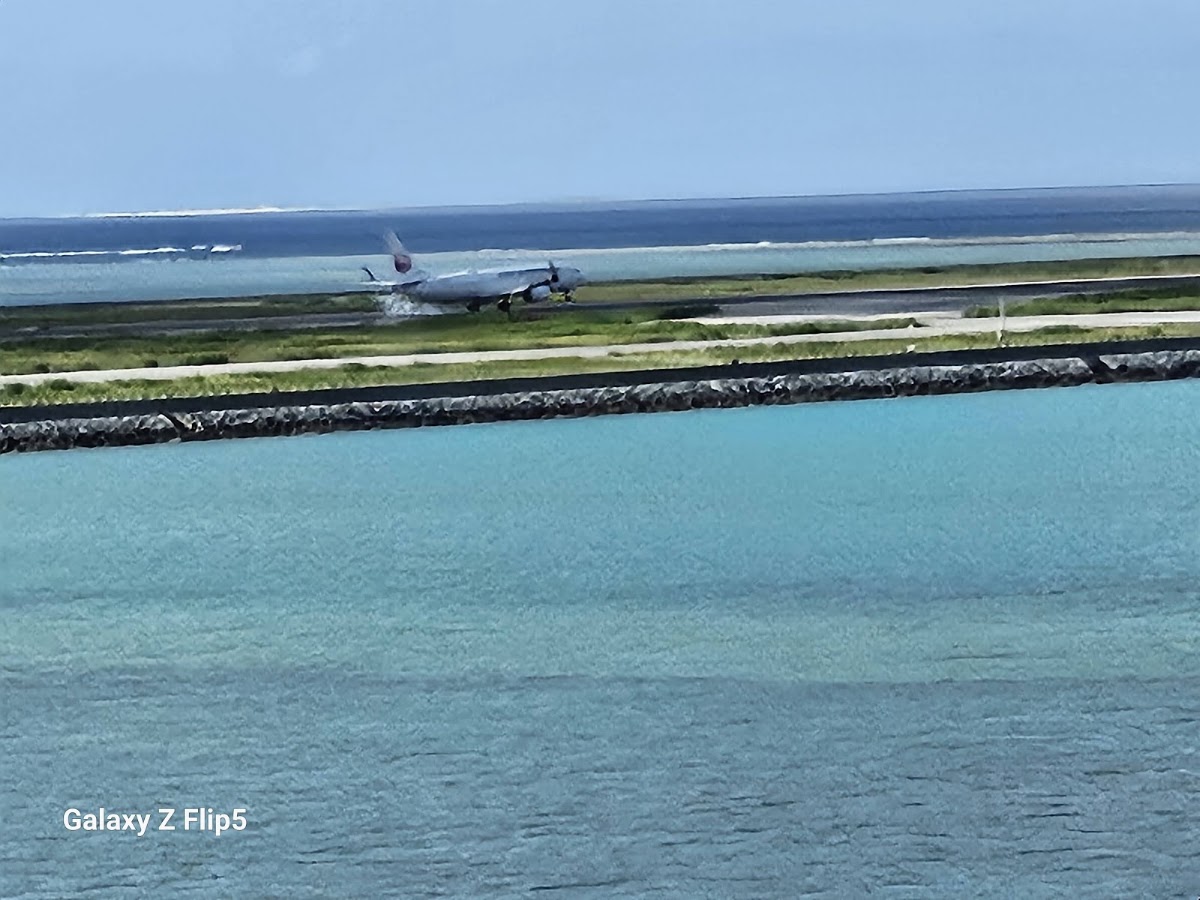 飛機降落跑道與海景
