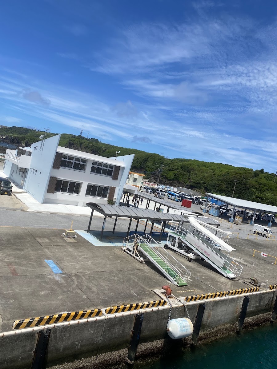粟國港碼頭設施與後方綠意山丘