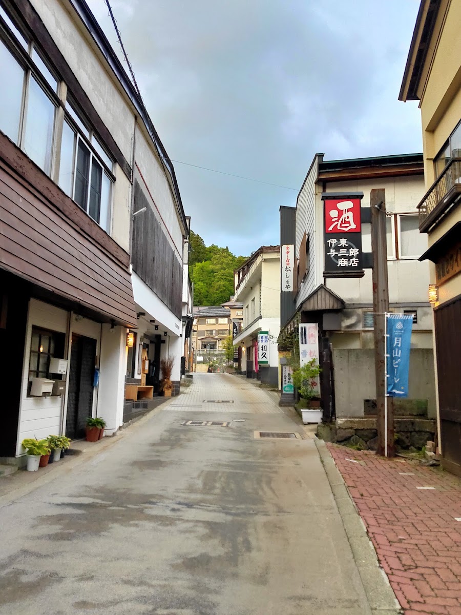 藏王溫泉街景與店家招牌