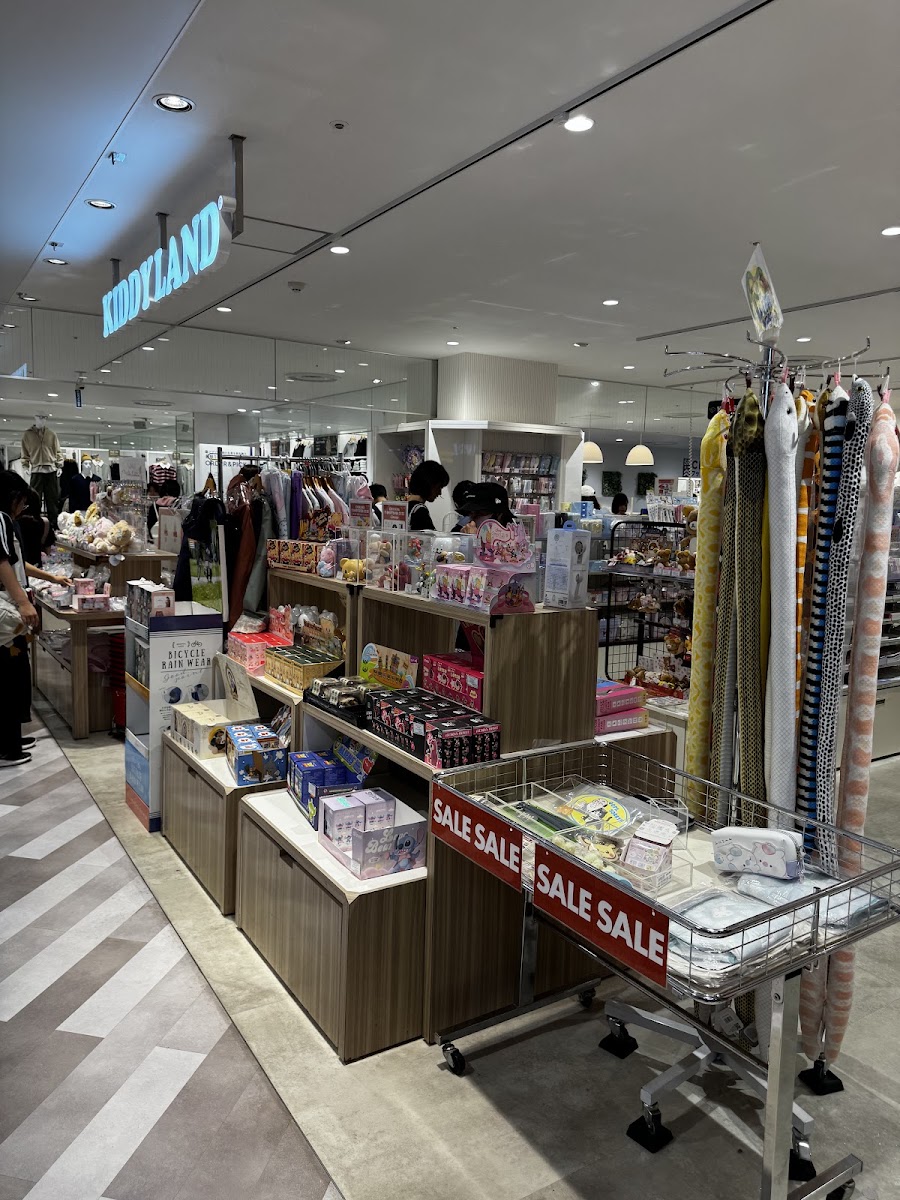 Kiddy Land 商店內部貨架通道