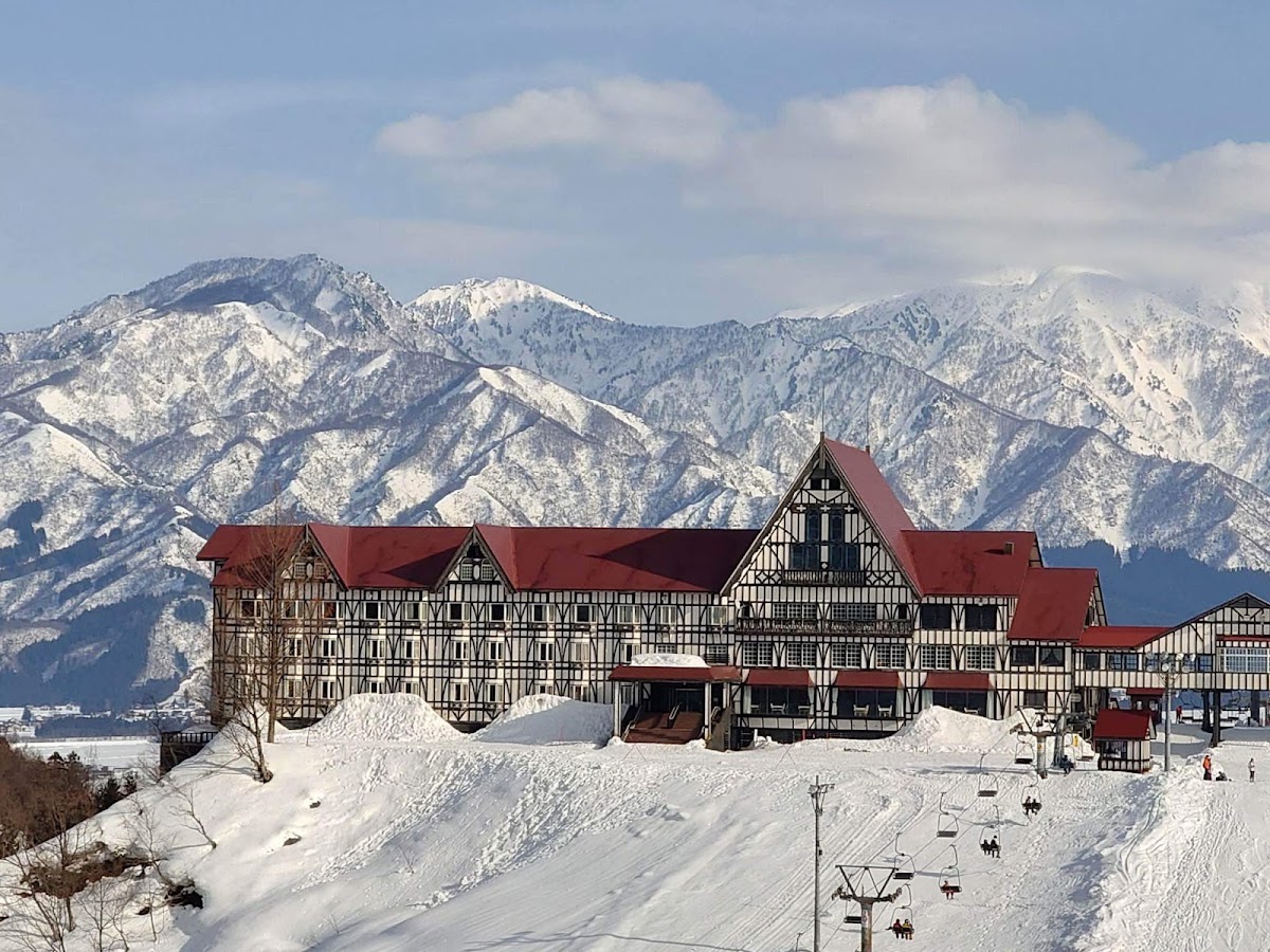 城堡飯店與壯麗雪山大景
