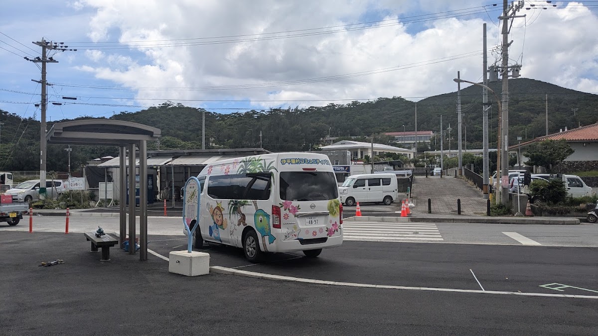較廣視角的前泊港公車站戶外街景