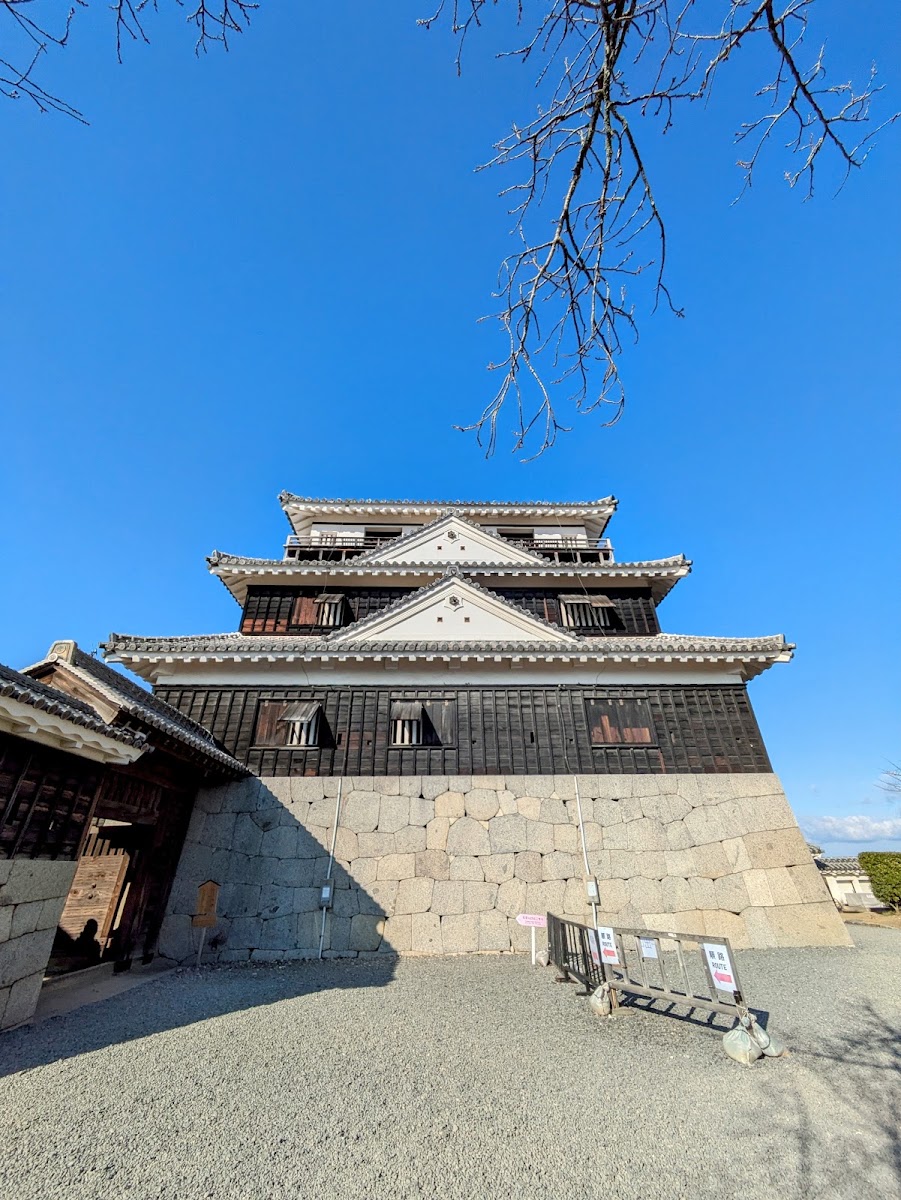 晴空下松山城主天守外觀