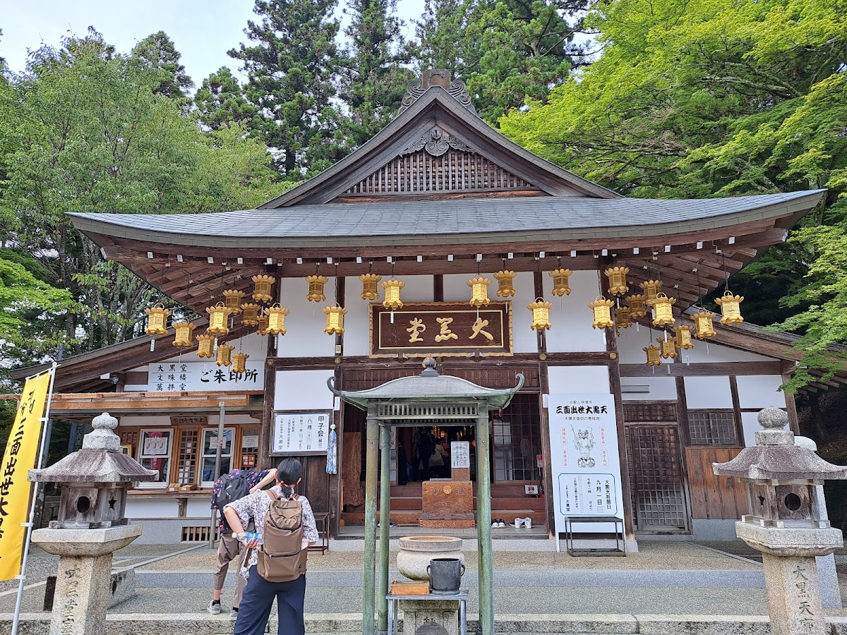 日式寺廟建築正面與燈籠