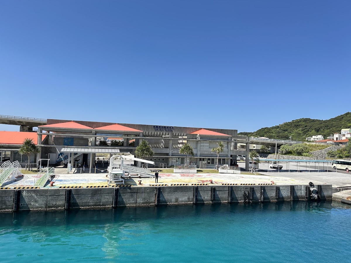 阿嘉港口建築與湛藍海水