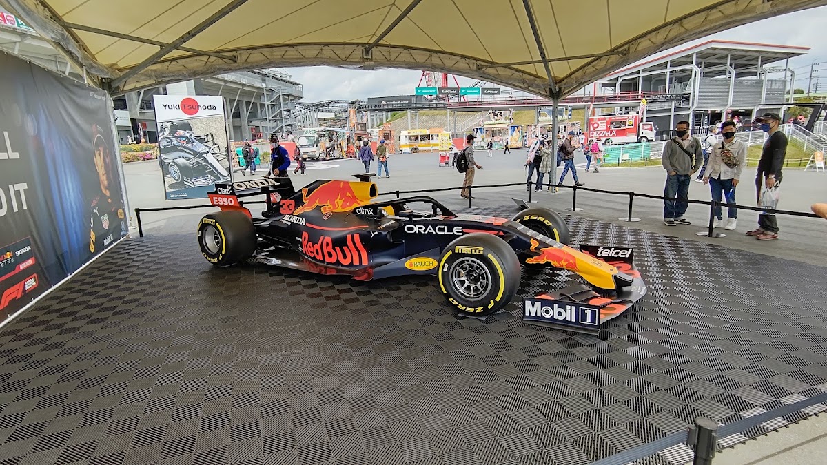 展示紅牛賽車的戶外展位