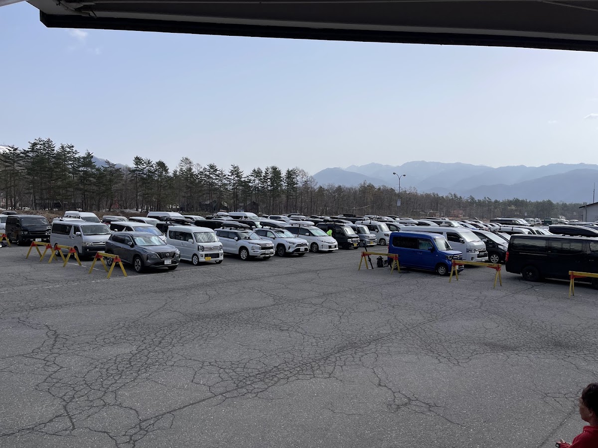 滑雪場戶外大型停車場