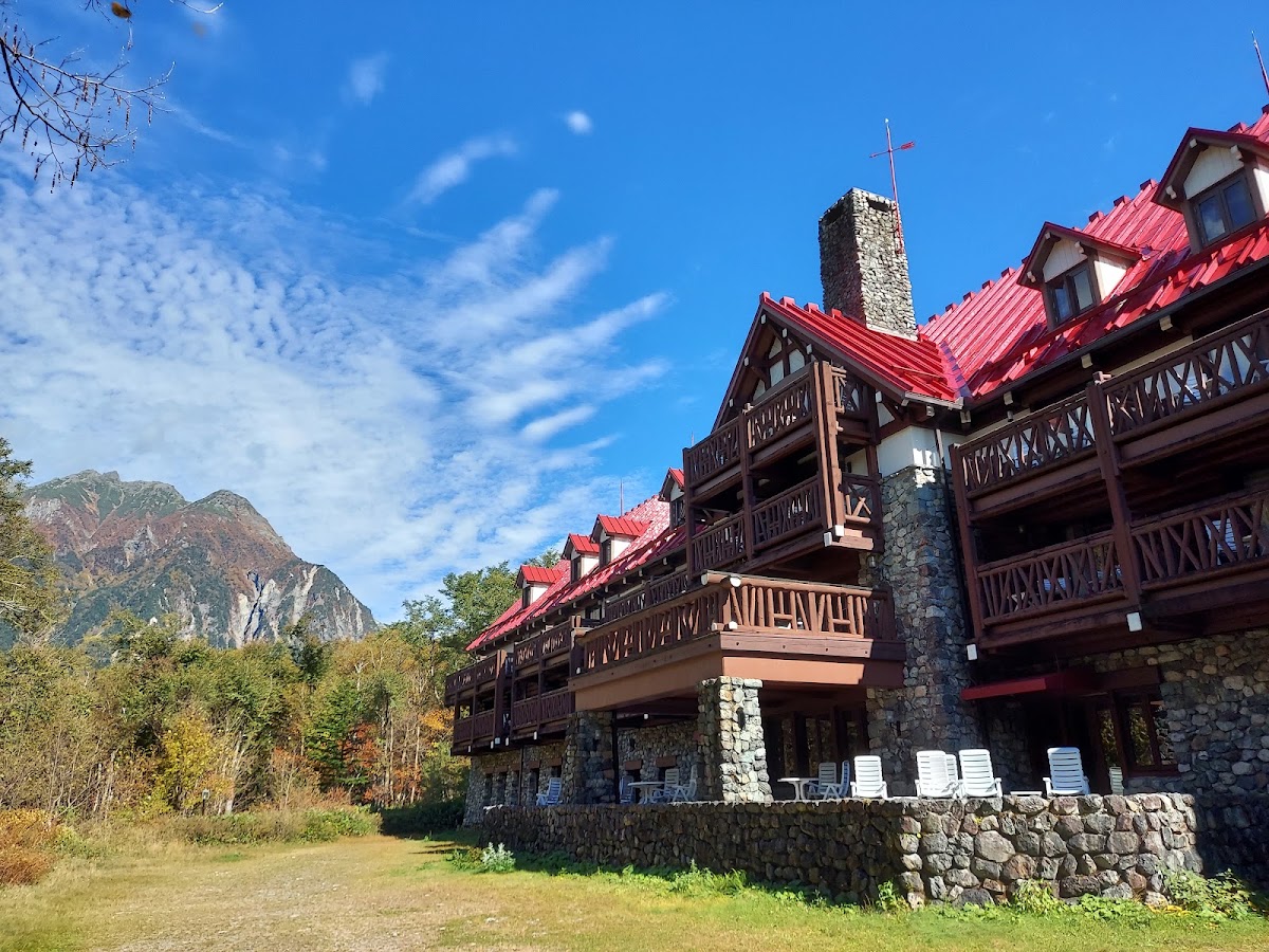 藍天白雲下帝國飯店建築外觀全景