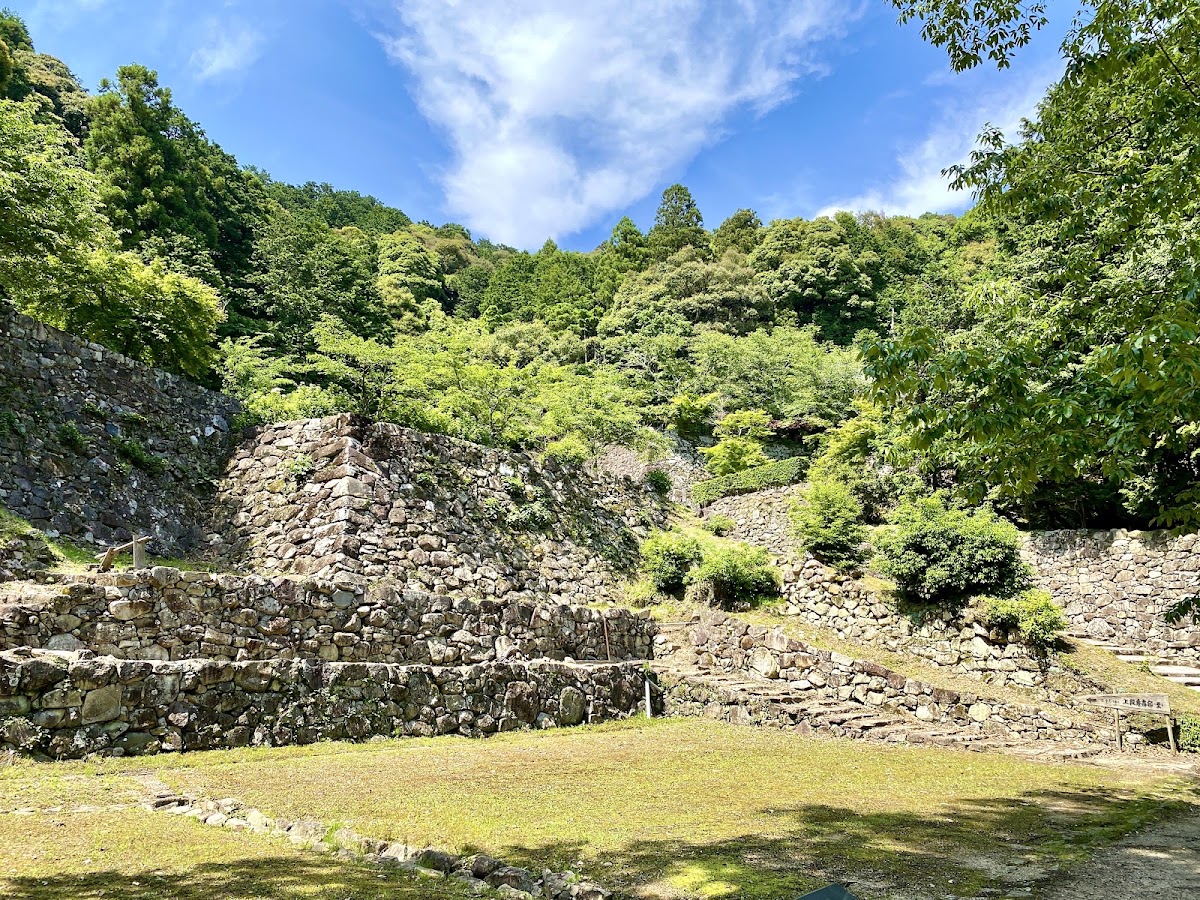 蔚藍天空下的城堡石垣遺址