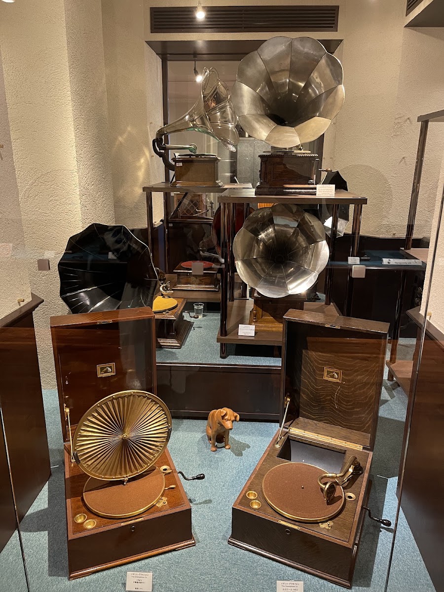 展示多款經典古董蓄音器與狗擺飾