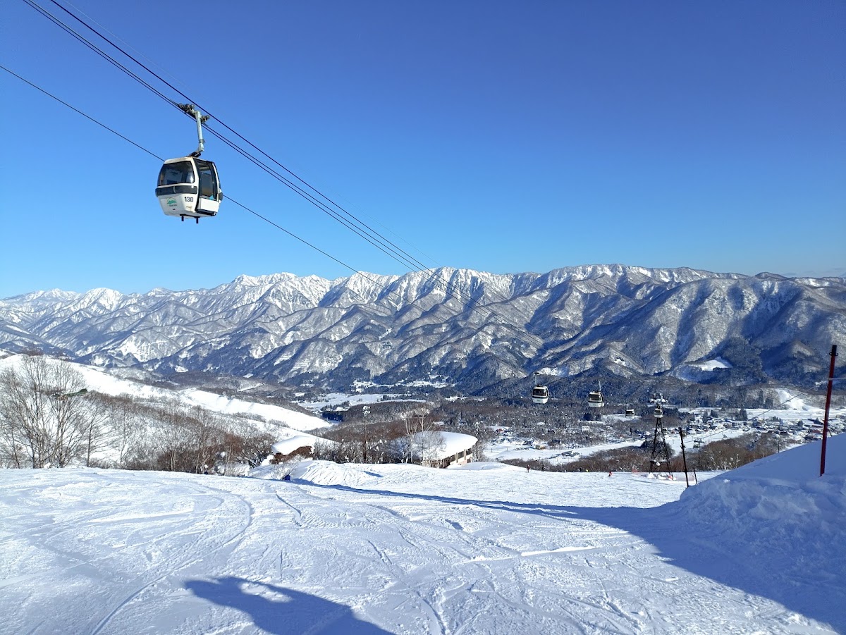 晴空下俯瞰雪山美景的纜車視角