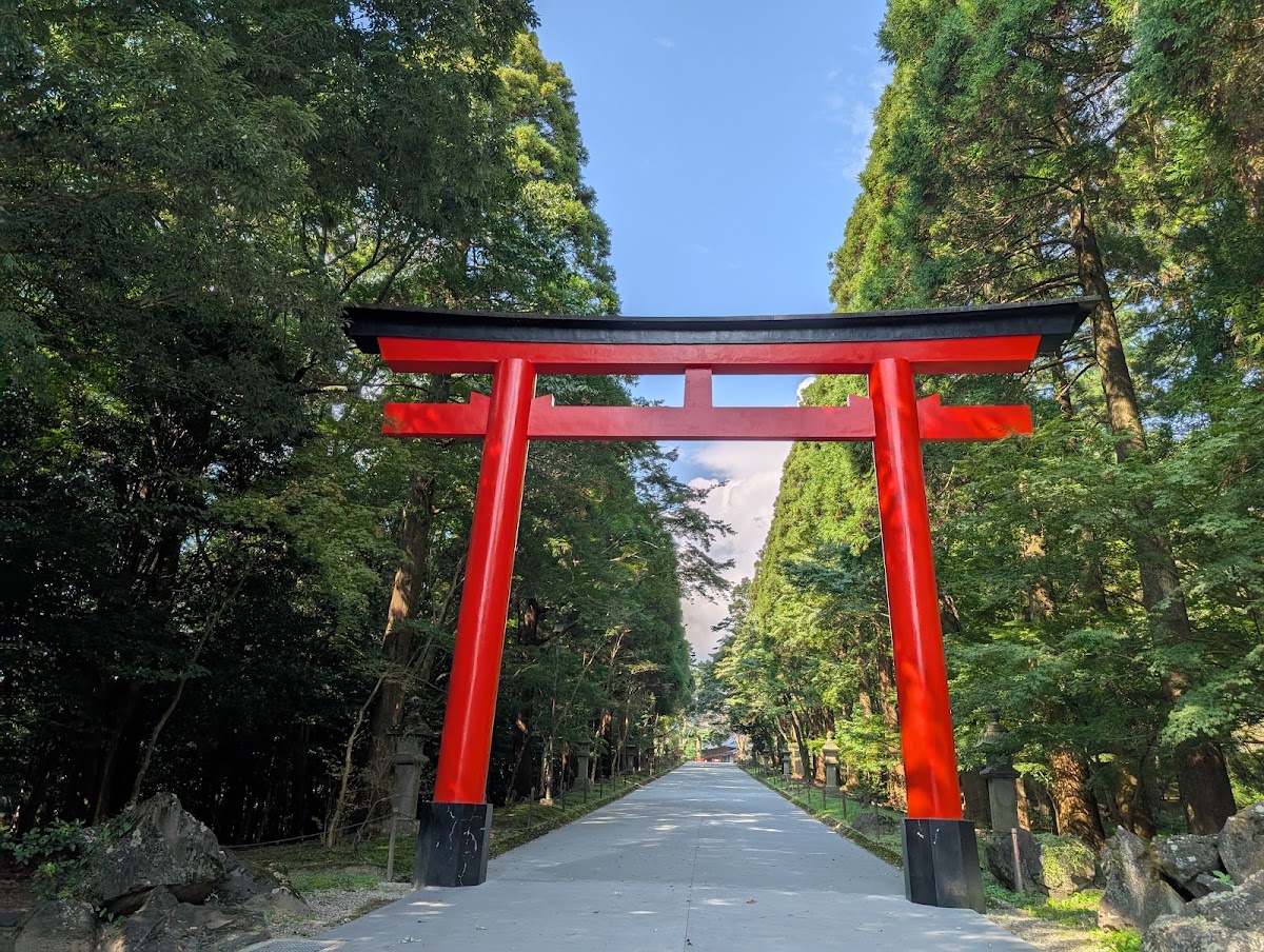 通往神社的紅色大鳥居