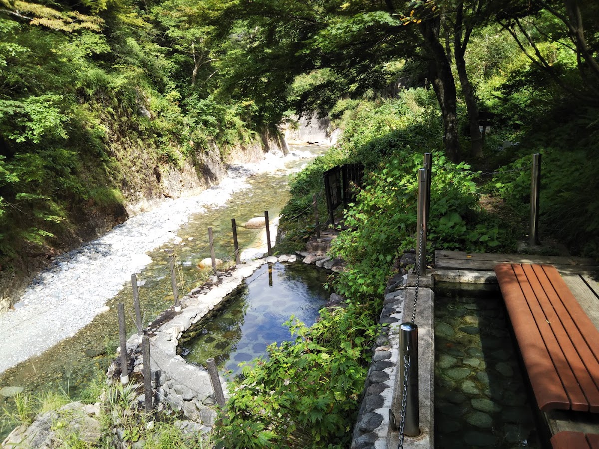 溪畔的溫泉池與足湯設施