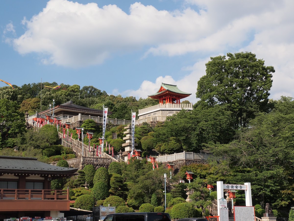 犬山成田山寺廟建築大景與藍天
