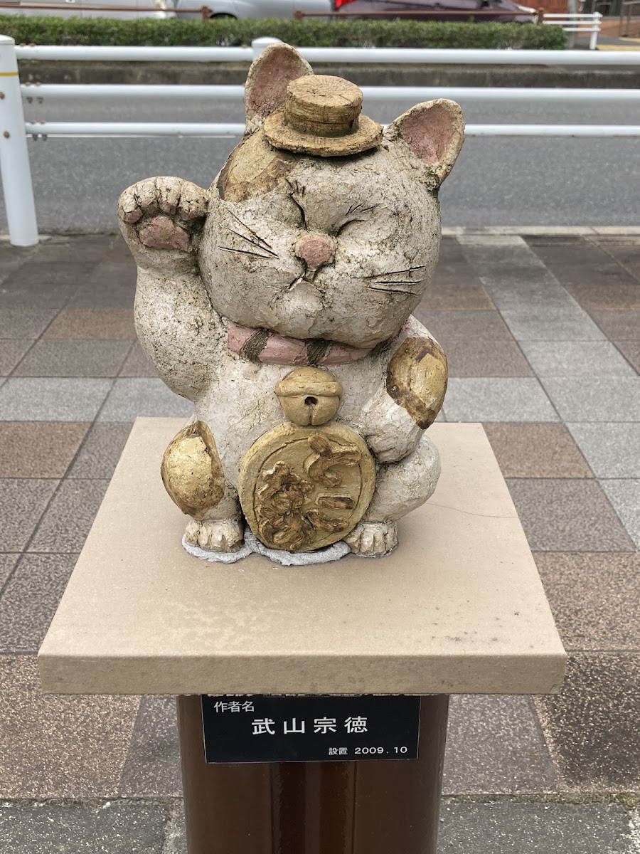 戶外陶製招財貓雕像