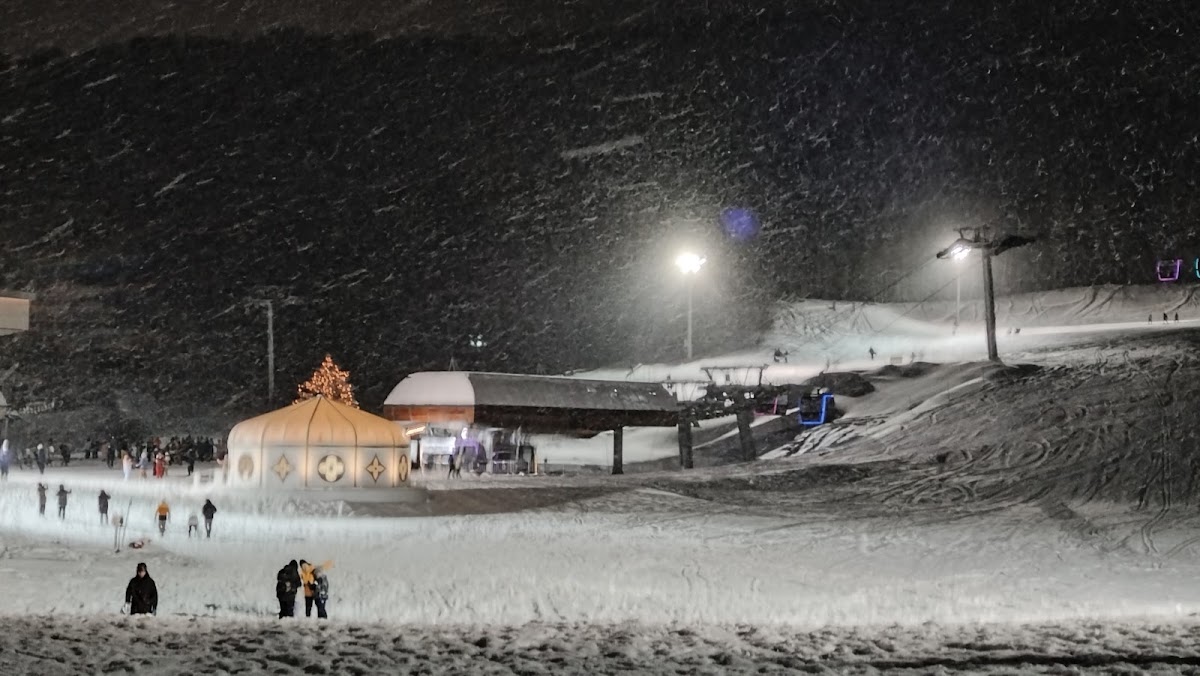 夜間雪地纜車與遊客活動