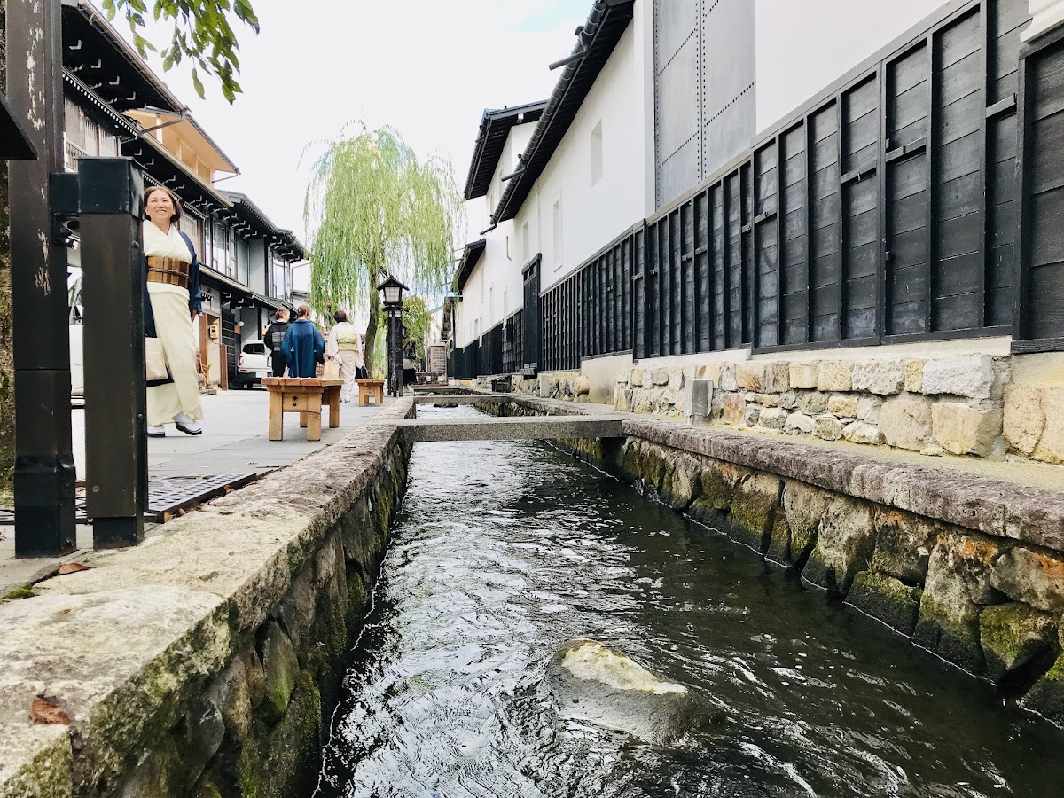 飛騨古川白壁土藏街景與水道
