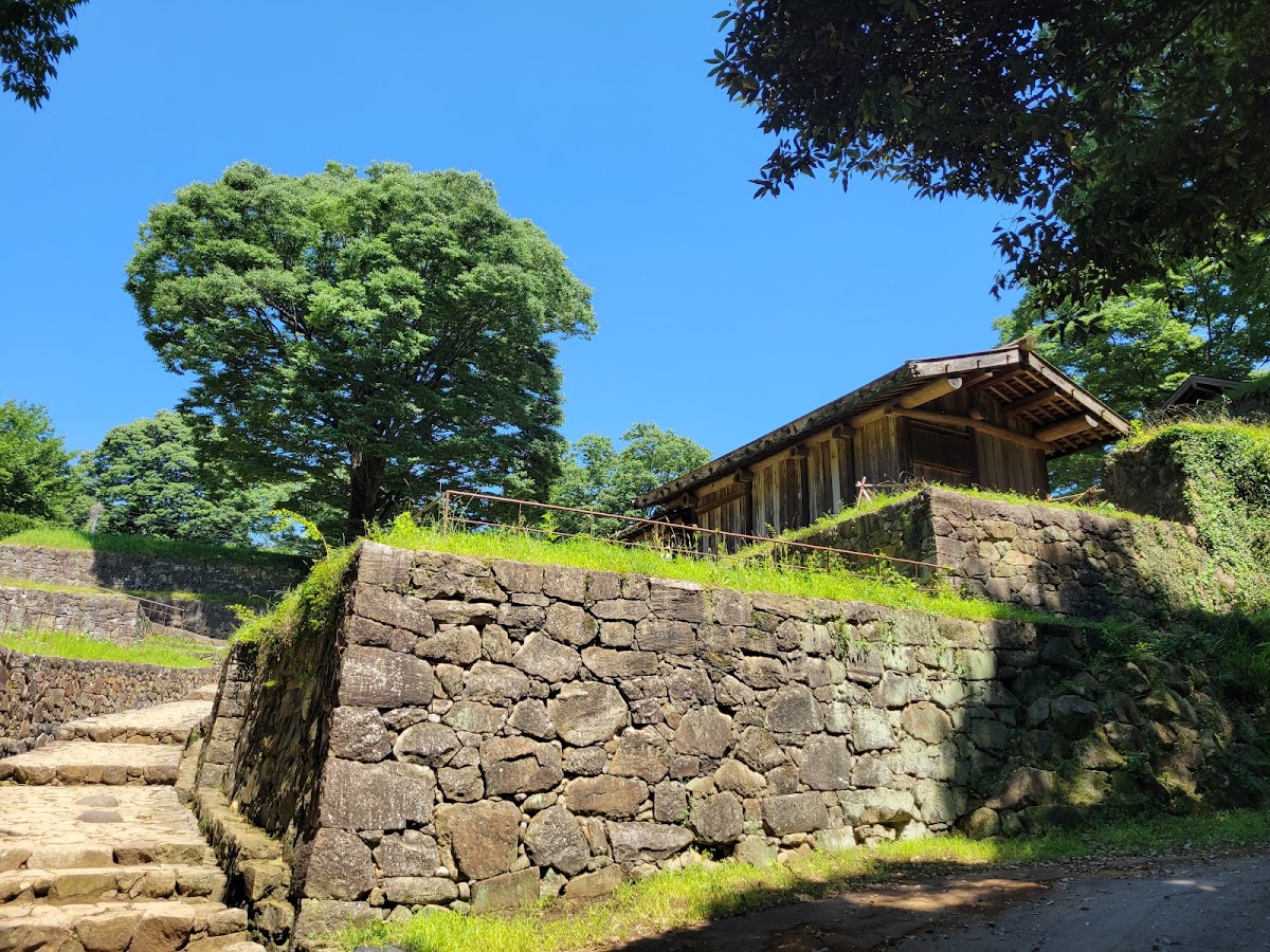 藍天下的金山城石牆與建築