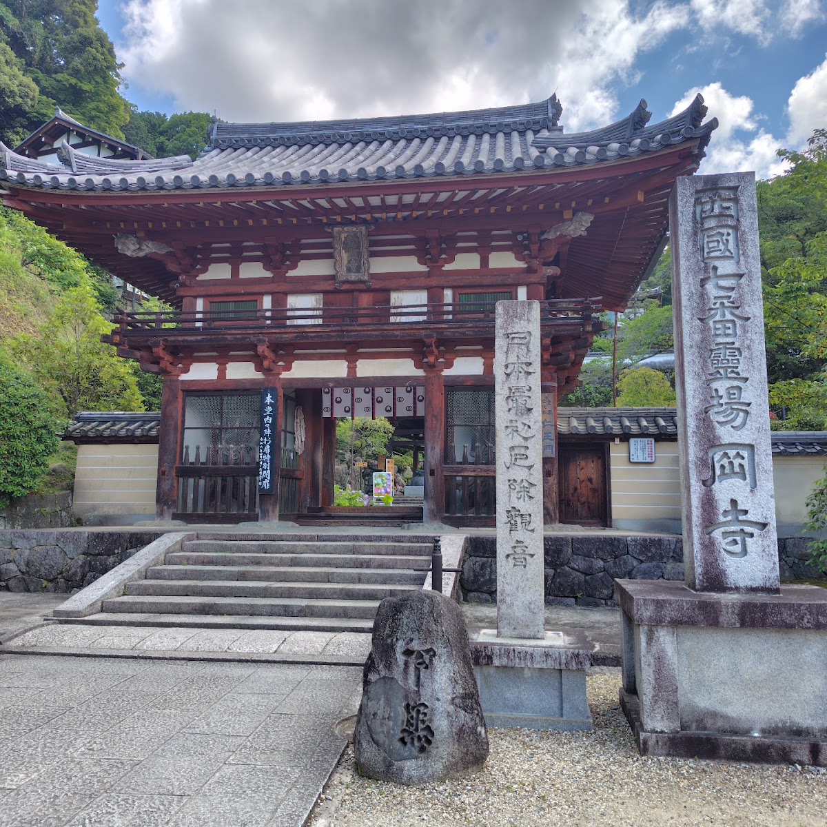 岡寺古色古香的紅色山門