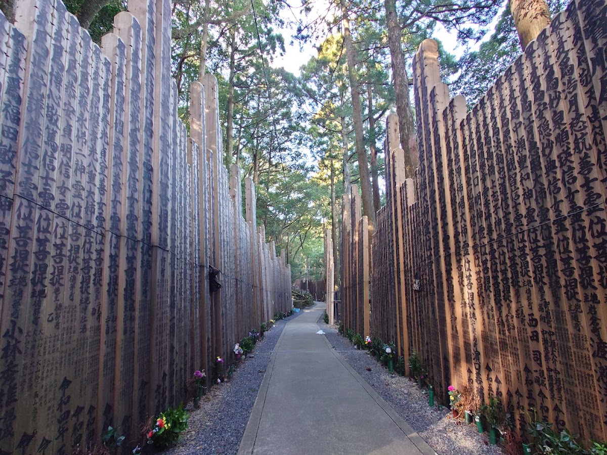 兩側立滿木牌的步道風景