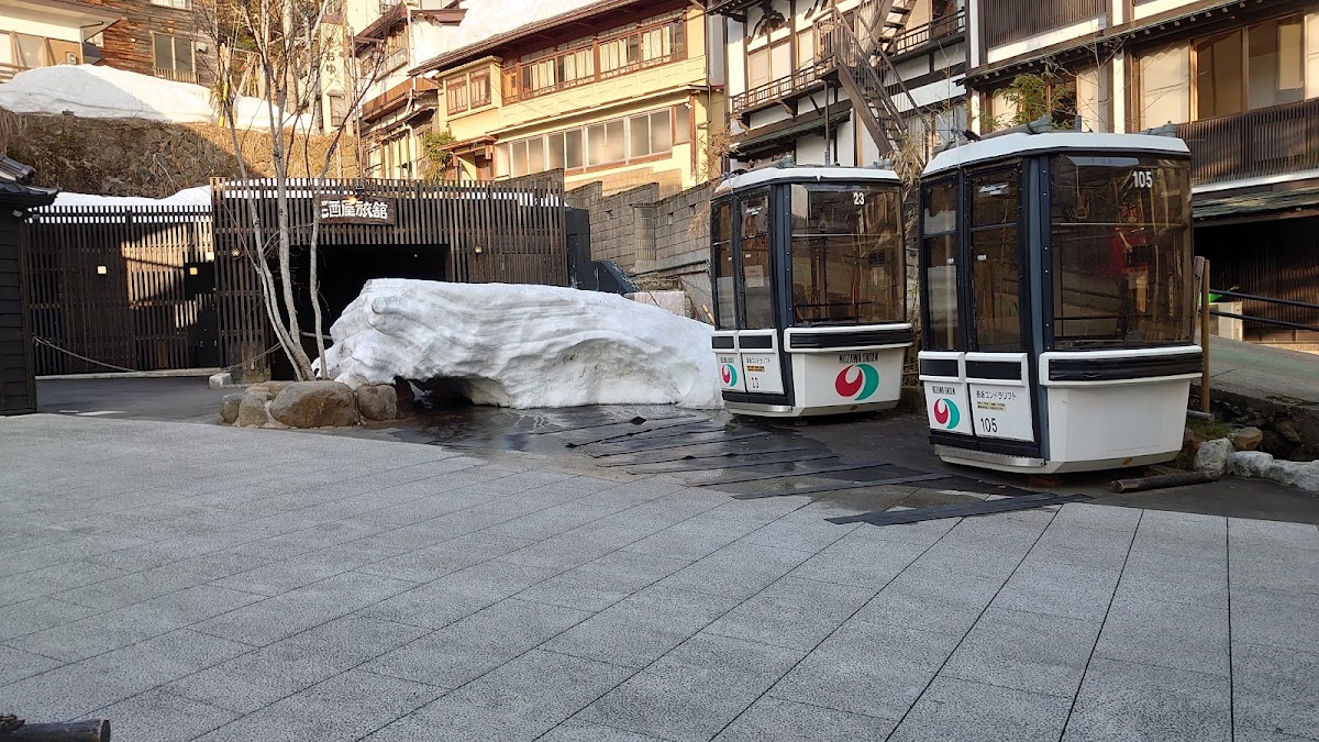 雪景與纜車車廂及日式旅館建築