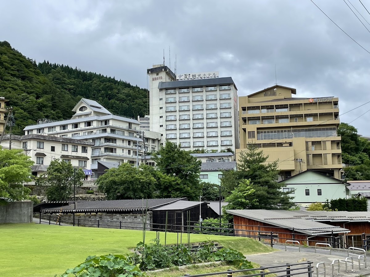 遠眺鳴子溫泉區多棟大型飯店建築大景