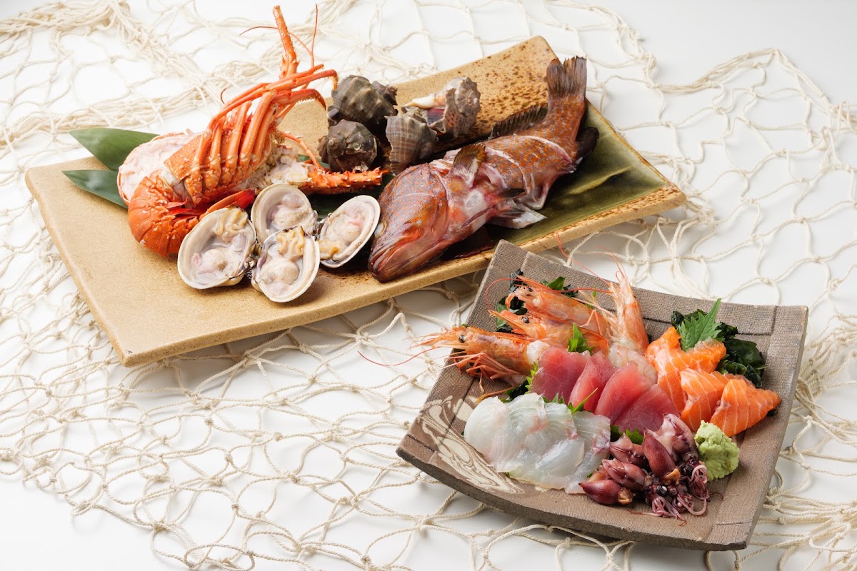 新鮮的海鮮與生魚片拼盤