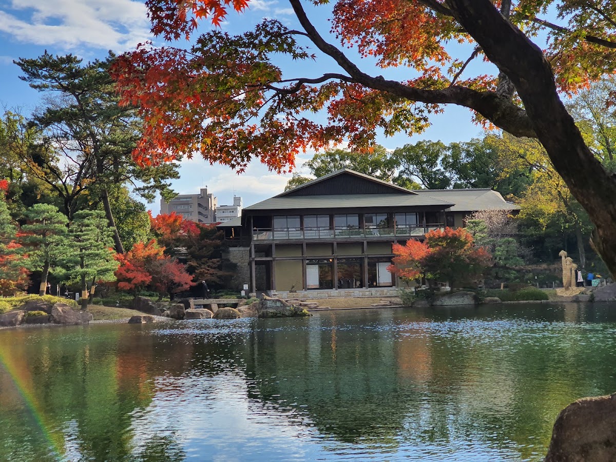 秋天紅葉與日式建築及水池