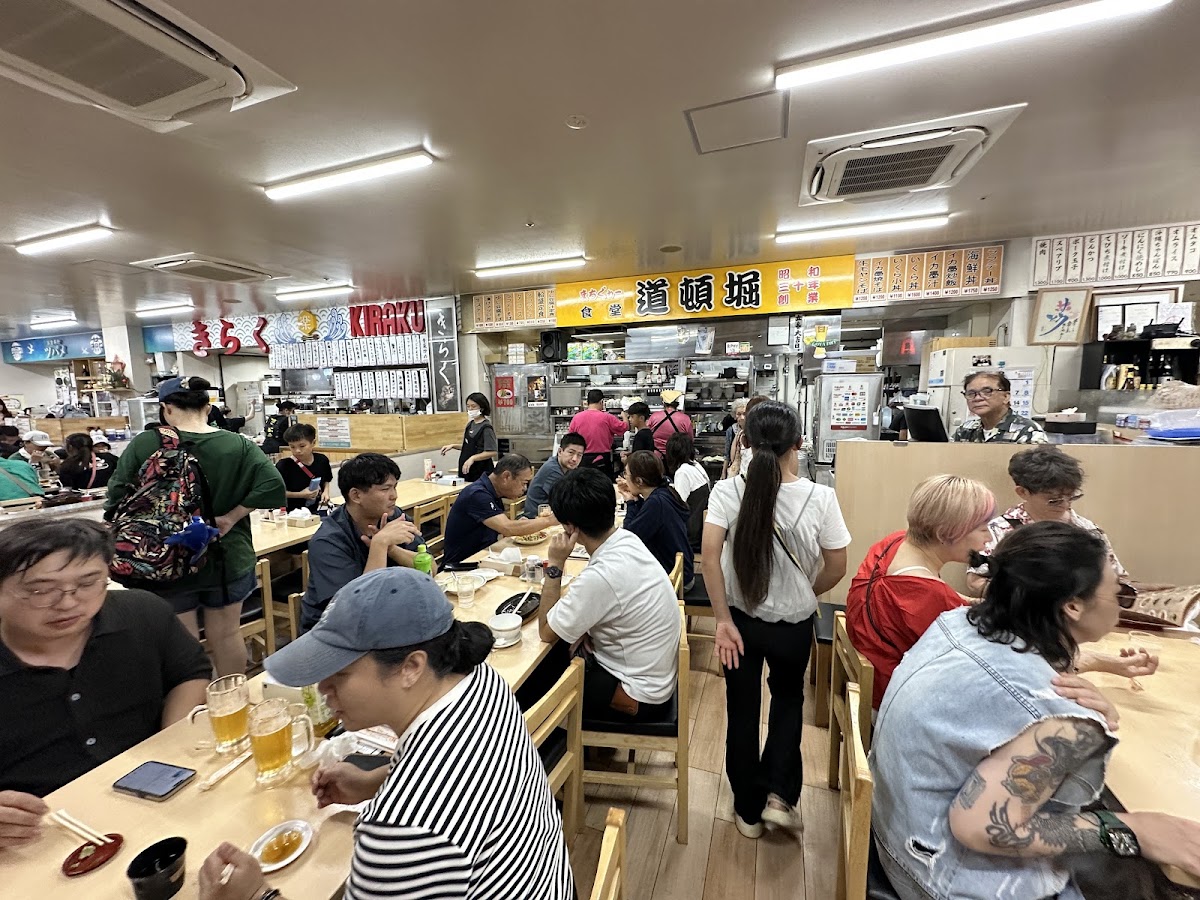 市場二樓熱鬧的美食街用餐區室內
