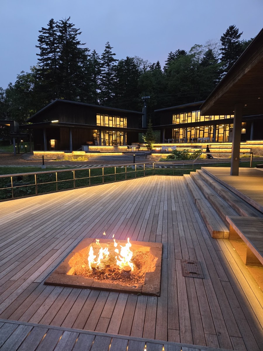夜晚戶外木棧道與營火